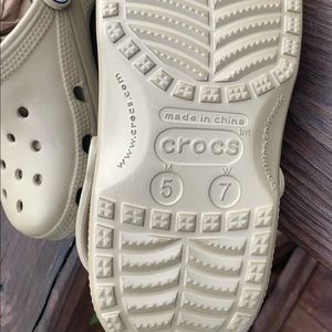 Tan crocs womans size 7 mens 5